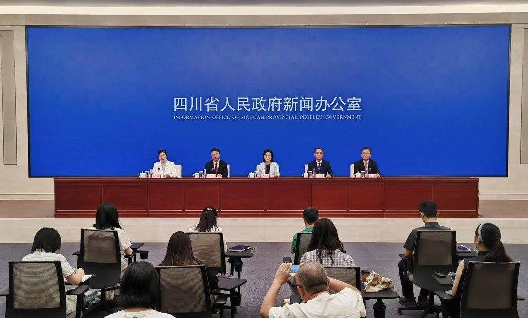 “熊猫专列”开启银发旅游新时代 到2027年将开行200列